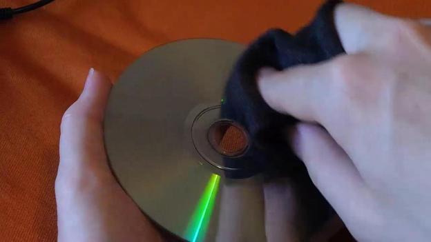 DVD-Player liest Disc nicht: Schritt 1. Prüfen Sie, ob die Disc richtig eingelegt ist und ob sie in gutem Zustand ist.